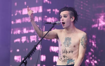 ¡Suertuda! Matty Healy se agarró a besos con una fan en pleno concierto de The 1975