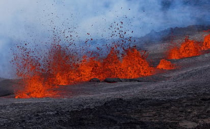 Volcán Mauna Loa dispara impresionantes fuentes de lava de hasta 60 metros en Hawái: El volcán activo más grande del mundo entró en erupción la noche del domingo, por primera vez en casi 40 años.