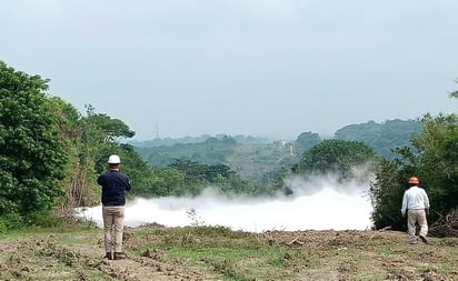 Intentan controlar fuga de etano, pero explota ducto en Veracruz; hay 11 heridos: El incendio se encuentra activo y es atendido por las fuerzas de tarea en el punto.