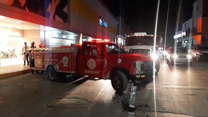 Hombre quema colchones en tienda Coppel Carranza de Monclova