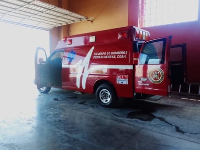 Bomberos continúan apoyando con una ambulancia