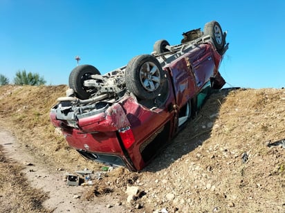 Conductor de camioneta choca, vuelca y huye en el bordo norte 