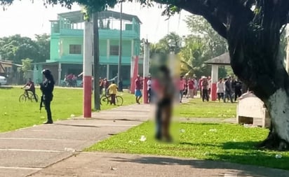 Linchan y cuelgan en un árbol a presunto sicario en Tabasco