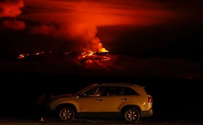 'Es completamente seguro': gobernador de Hawái promueve el turismo pese a erupción del volcán Mauna Loa