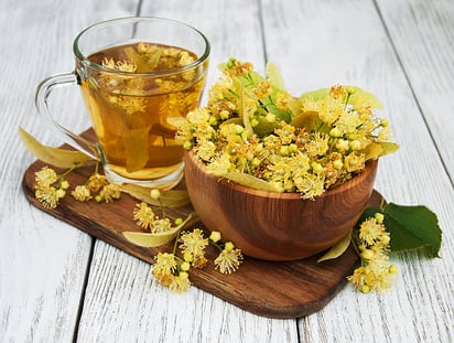 Cómo ayuda el té de tila para combatir el insomnio y prevenir la trombosis