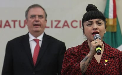 Mon Laferte canta el Himno Nacional ya como mexicana: '¡Viva México!'