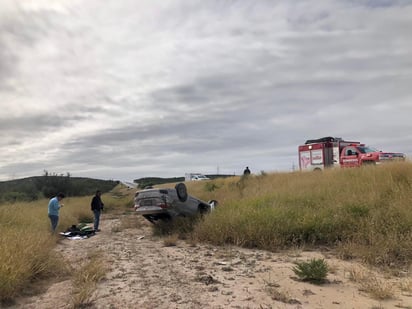 Conductor vuelca su auto en la carretera Monclova-Sabinas 