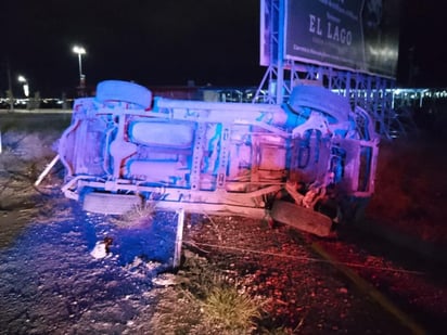 Vuelcan y abandonan vehículo en el Pérez Treviño en PN