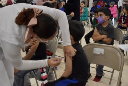 Nava aplica segunda dosis covid-19 a niños