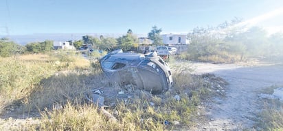 Conductor vuelca en la avenida Montessori