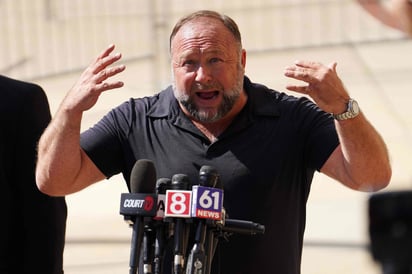 Alex Jones se declara en bancarrota tras perder juicio por difamación a víctimas de Sandy Hook