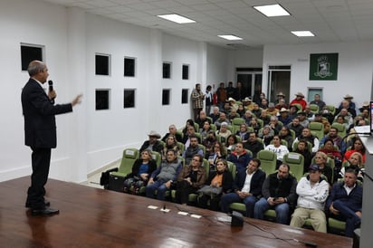 Alcalde Mario Dávila da conferencia ‘Sociedad y Gobierno’ en Múzquiz