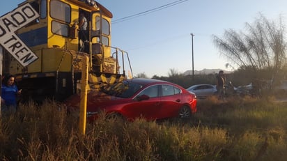 Conductor intenta ganarle paso al tren en el punto Nueve de AHMSA