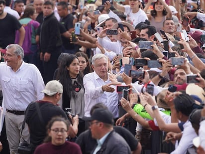 AMLO reta a que prueben desvíos para financiar acarreo