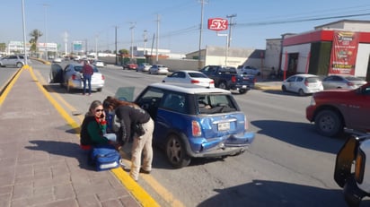 Conductora resulta lesionada tras ser chocado su auto por alcance