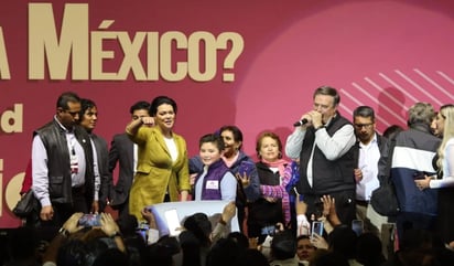 Toma protesta Ebrard a representantes de 300 distritos que lo apoyarán en encuesta de Morena