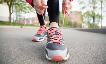 Caminar hacia atrás tiene sus ventajas ¡Conócelas!: No requiere de un equipamiento especial o una membresía en el gimnasio y, lo mejor de todo, es totalmente gratis