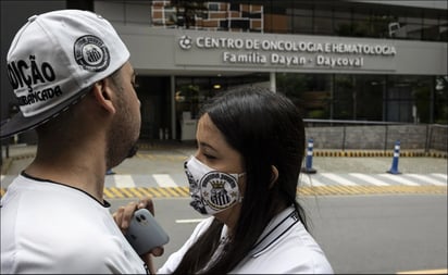 Aficionados hacen vigilia en el hospital donde está internado Pelé