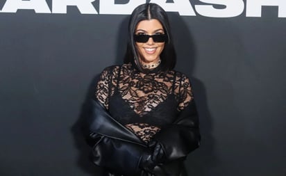 Kourtney Kardashian presume su derrière con falda transparente de hilos