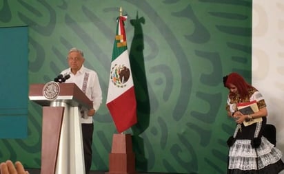 En medio de disputas con Monreal, AMLO refrenda apoyo a Layda Sansores