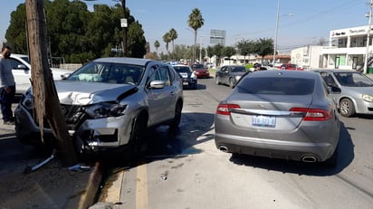 Conductor ignora alto en la colonia Guadalupe y camioneta lo choca