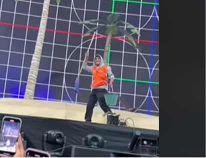 Un Chico de intendencia se gana al público en el concierto de Bad Bunny