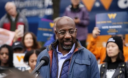 Demócrata Raphael Warnock gana escaño en Georgia; el partido tendrá mayoría 51-49