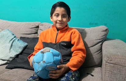 Roberto vive con la ilusión de que Santa le traiga un balón : OBSTÁCULOS:El infante comprende que su madre no le puede comprar un regalo, y valora cada esfuerzo que ella hace por él.