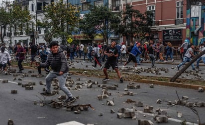 Manifestantes y policías se enfrentan tras destitución de Pedro Castillo; exigen nuevas elecciones