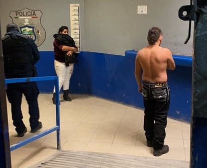 Pareja fue detenida por tomar en la vía pública 