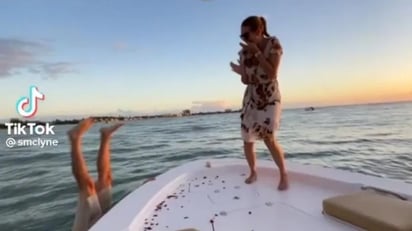 Joven tira anillo de compromiso al mar justo cuando estaba a punto de pedirle matrimonio a su novia: El joven que protagoniza el siguiente video hizo todo lo posible para que su propuesta de matrimonio fuera inolvidable.