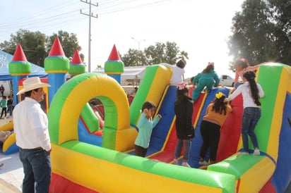 Beto Villareal y policías ofrecen posada a niños de Ciénegas  