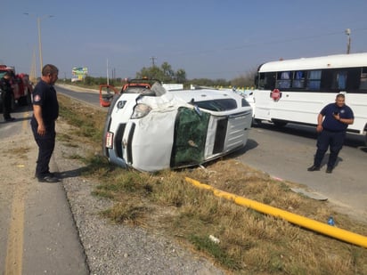 Dos niñas y un adulto mayor sufren volcadura en la carretera 30