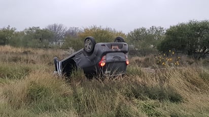 Navenses vuelcan en la carretera 57