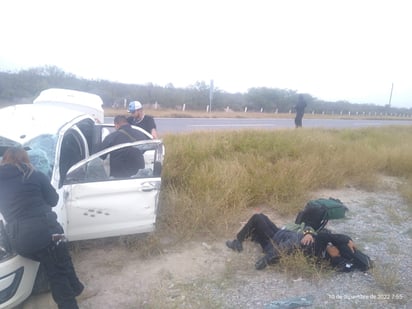 Jóvenes sufren volcadura en la carretera Monclova-Sabinas