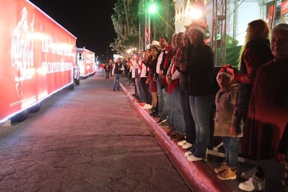 Familias disfrutan de desfile Navideño en Cuatro Ciénegas