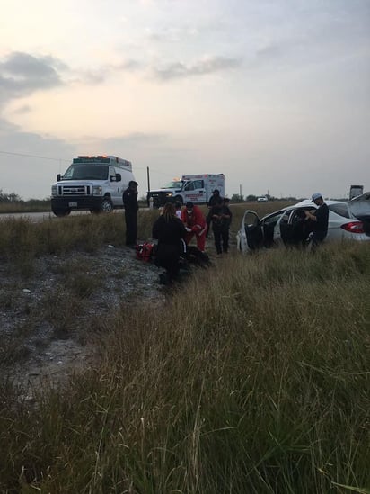 Jóvenes vuelcan en la carretera federal 57