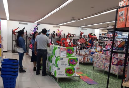 Ciudadanos endeudados por las compras de regalos navideños