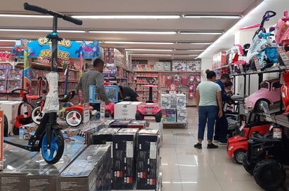 Ciudadanos endeudados por las compras de regalos navideños