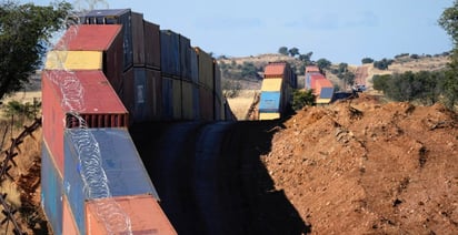 Más contenedores coloca Arizona cubiertos con alambre de púas