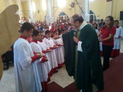 Diócesis invita a niños a ser monaguillos para apoyar en las celebraciones