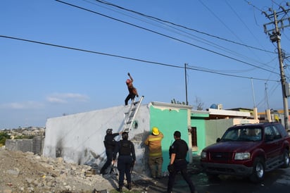 ¡Hermanos causan pánico!; Enfrentan a policías preventivos