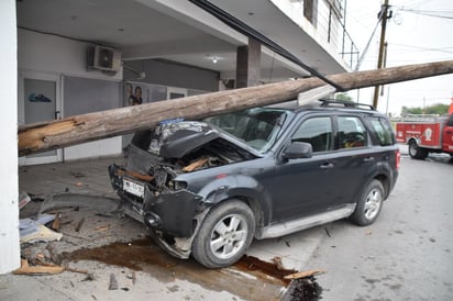 Vehículo tumba poste en la Col. Guadalupe