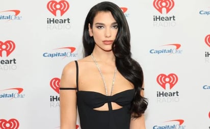 Dua Lipa luce figura 'irreal' con ajustado vestido negro de escote: La cantante Dua Lipa fue el centro de los reflectores al desfilar por la alfombra roja