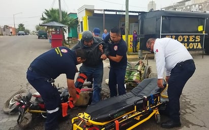 Motociclista es arrollado por persona de la tercera edad 