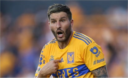 VIDEO: André Pierre Gignac 'zapea' a compañero en pleno vuelo