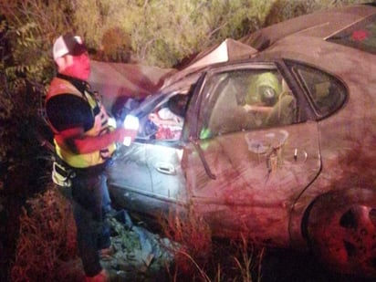 Adolescente resulta lesionado al volcar en la carretera 2 de Piedras Negras 