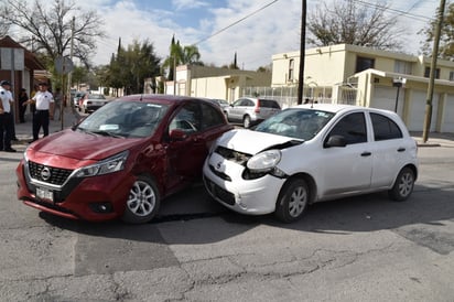 Conductor no respeta su alto y provoca fuerte choque en la colonia Guadalupe