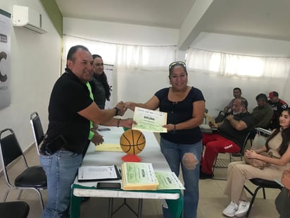 Inedec entrega diplomas por curso de actualización deportiva a entrenadores locales