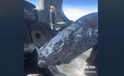 VIDEO. Piloto muestra cómo calienta su comida en la cabina de avión; se viraliza en TikTok